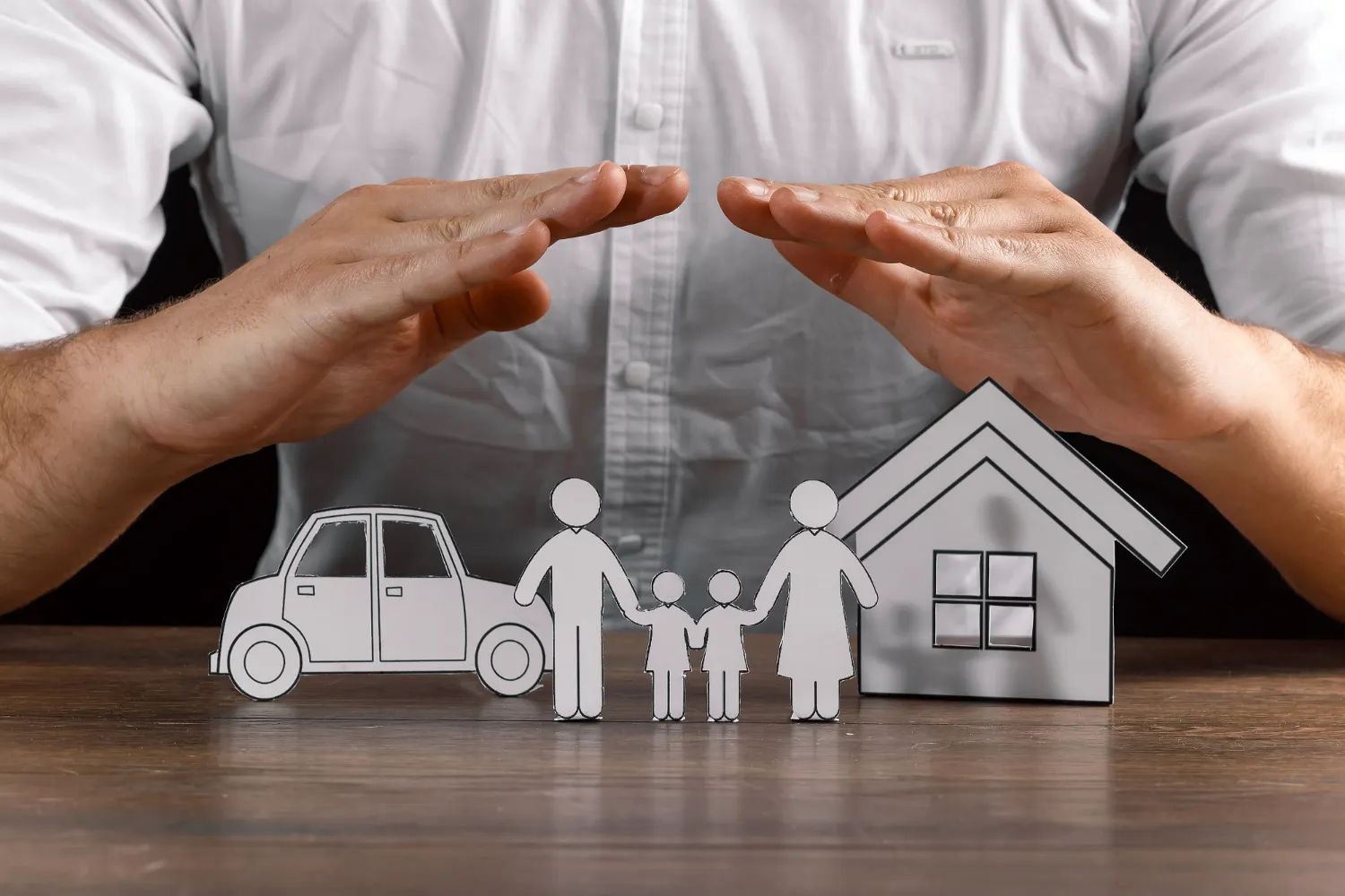 Mãos protegem família, carro e casa: bens colocados na holding familiar podem ser penhorados?