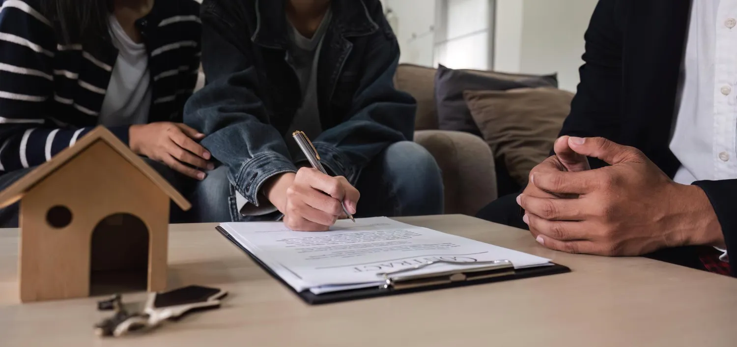 Família assinando contrato de holding para evitar brigas de herdeiros.